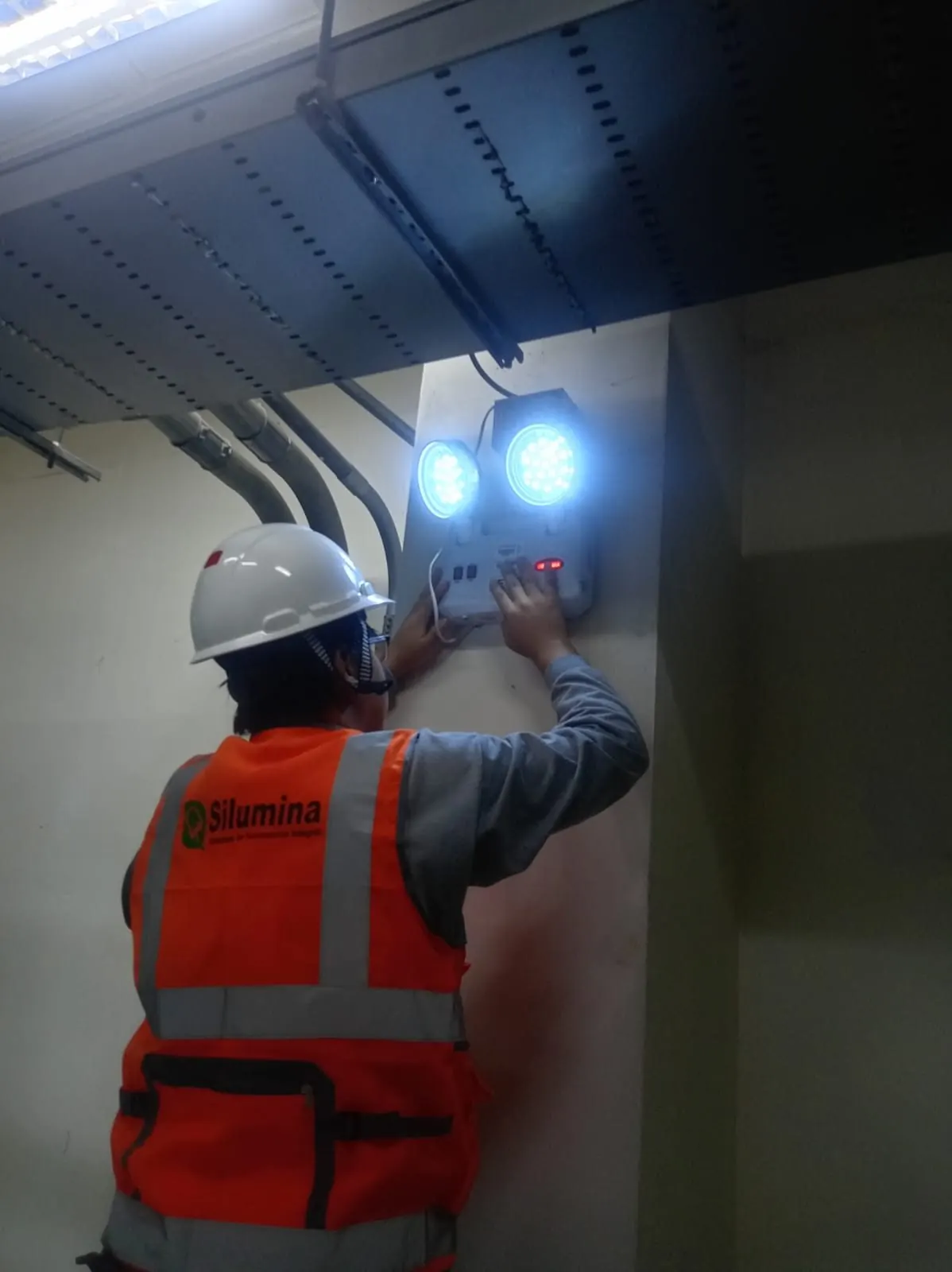 Instalación de luces de emergencia