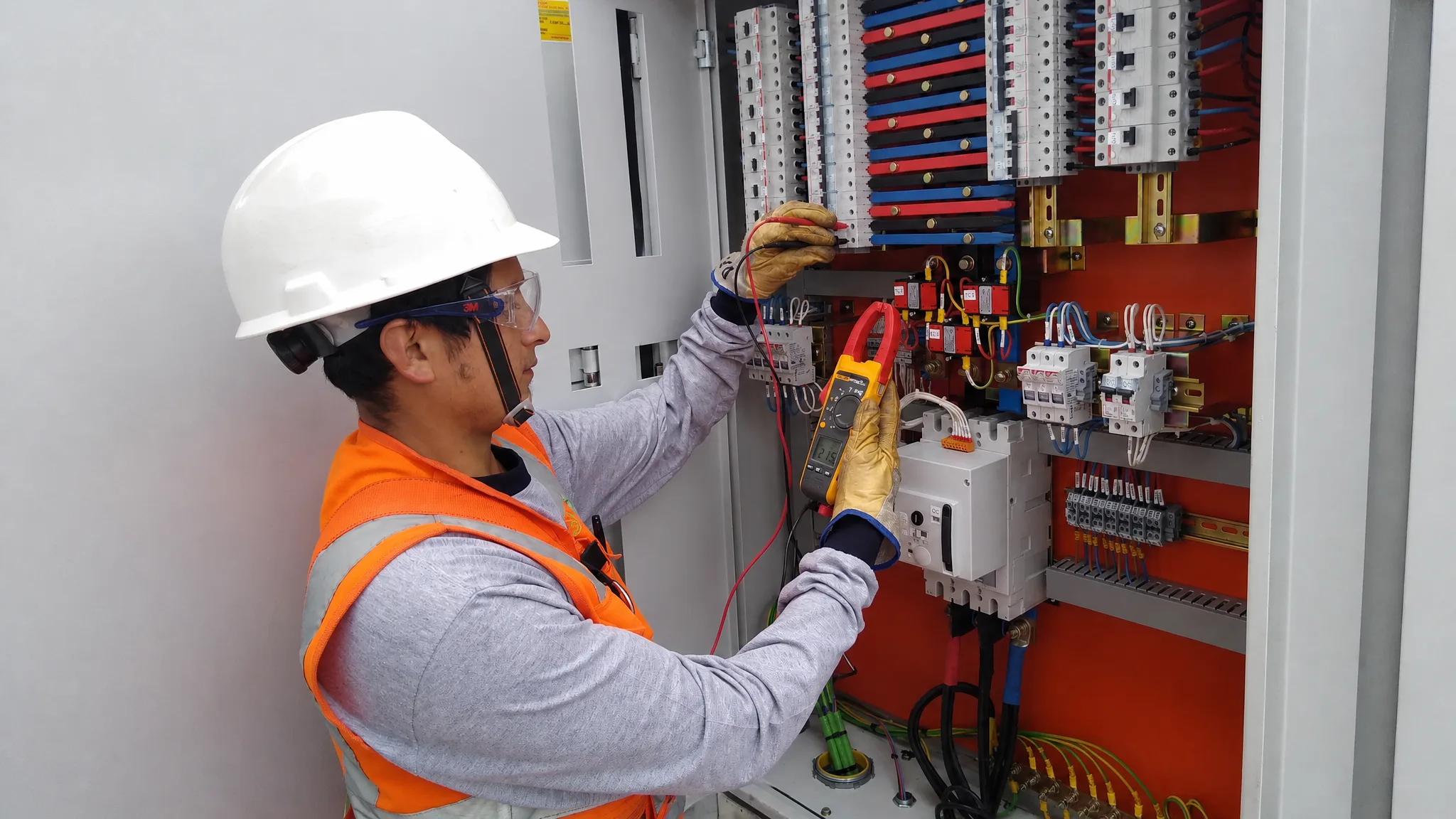 Servicios de instalaciones eléctricas y automatización de iluminación