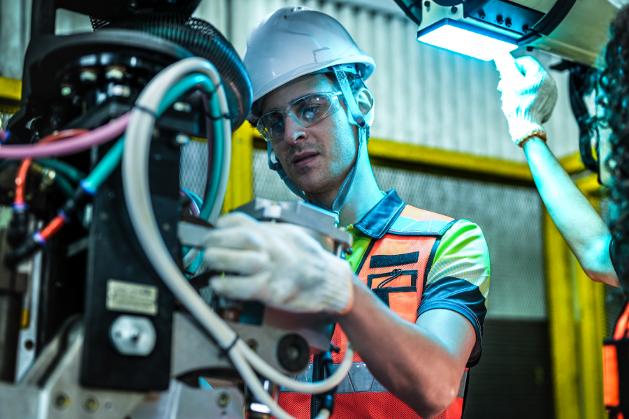 Servicios eléctricos para el sector industrial: ¿qué necesita tu planta para operar sin interrupciones?