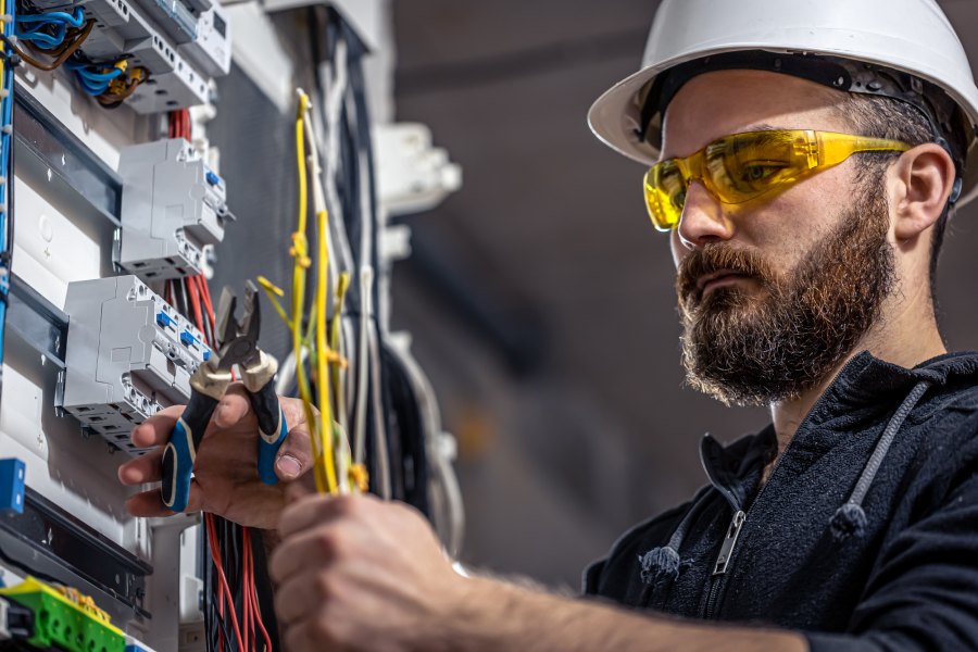 Electricista industrial en Lima: ¿Por qué tu empresa necesita un especialista y no un técnico común?